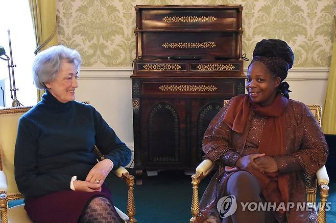 영국 윌리엄 왕세자 대모 수전 허시와 응고지 풀라니 (런던 PA/로이터=연합뉴스) 영국 여왕의 최측근이던 수전 허시가 16일(현지시간) 버킹엄궁에서 응고지 풀라니를 만나  인종차별 발언에 관해 사과했다. [영국 왕실 제공. 재판매 및 DB 금지]