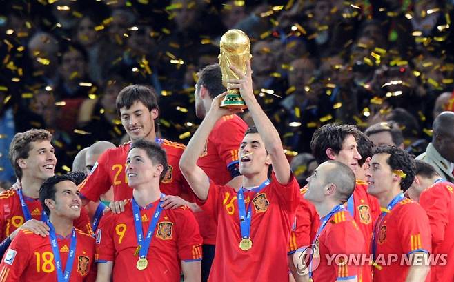 2010년 남아프리카공화국 월드컵에서 우승 트로피를 들어올리던 스페인 부스케츠. [AFP=연합뉴스 자료사진]