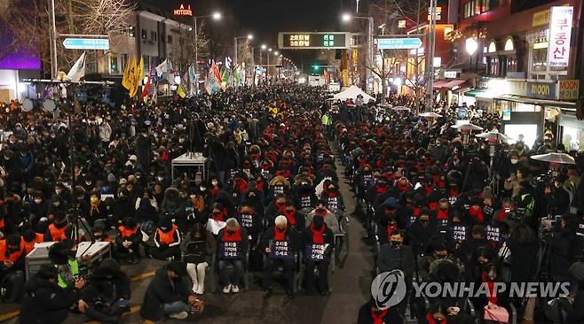 이태원참사 49일 시민추모제 (서울=연합뉴스) 신현우 기자 = 16일 오후 서울 용산구 이태원참사 사고 현장 인근에서 10·29 이태원참사 유가족협의회와 10·29 이태원참사 시민대책회의 주최로 참사 49일 시민추모제가 열리고 있다. 2022.12.16 nowwego@yna.co.kr