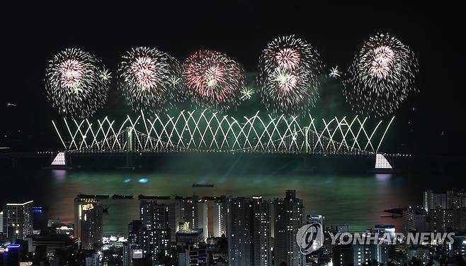 부산 멀티 불꽃쇼 (부산=연합뉴스) 조정호 기자 = 17일 오후 부산 광안리해수욕장 일대에서 열린 제17회 부산불꽃축제에서 형형색색 불꽃이 밤 하늘을 수놓고 있다. 올해는 2030부산세계박람회 유치를 기원하는 개막식과 중국 SUNNY사 초청 불꽃쇼에 이어 하이라이트인 부산 멀티 불꽃쇼가 펼쳐졌다. 2022.12.17 ccho@yna.co.kr