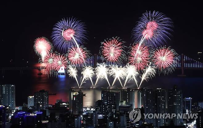 부산 밤하늘 수놓는 형형색색 불꽃 (부산=연합뉴스) 조정호 기자 = 17일 오후 부산 광안리해수욕장 일대에서 열린 제17회 부산불꽃축제에서 형형색색 불꽃이 밤 하늘을 수놓고 있다. 올해는 2030부산세계박람회 유치를 기원하는 개막식과 중국 SUNNY사 초청 불꽃쇼에 이어 하이라이트인 부산 멀티 불꽃쇼가 펼쳐졌다. 2022.12.17 ccho@yna.co.kr