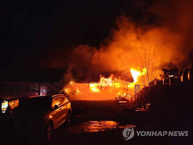 강원 고성서 주택화재 산불로 확산 (강원 고성=연합뉴스) 17일 오후 8시 11분께 강원 고성군 죽왕면 구성리 한 주택에서 불이 나 인근 야산으로 확산하고 있다. 현재 고성을 비롯한 강원 동해안 6개 시군에는 건조경보가 내려져 있다. 2022.12.17 [강원도소방본부 제공. 재판매 및 DB 금지] conanys@yna.co.kr