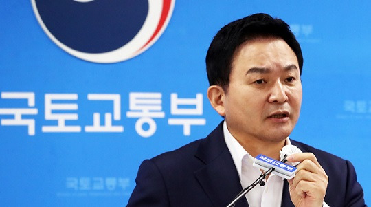 원희룡 국토교통부 장관이 지난 12일 세종시 정부세종청사에서 열린 기자간담회에서 화물연대 파업 등 주요현안에 대해 답하는 모습. 사진=뉴스1