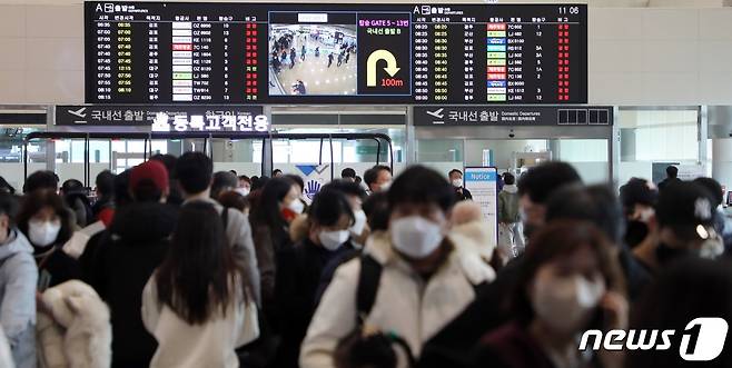 18일 오전 기상악화로 제주를 오가는 항공기 90여편이 결항된 가운데 제주국제공항이 관광객들로 붐비고 있다. 현재 제주 산지에는 대설경보, 제주 전역에는 대설주의보와 강풍주의보가 내려졌다.2022.12.18/뉴스1 ⓒ News1 고동명 기자