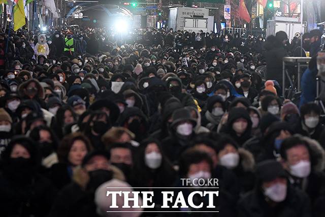 [더팩트ㅣ이선화 기자] 16일 오후 서울 용산구 이태원참사 사고 현장 인근에서 열린 10.29 이태원 참사 49일 시민추모제를 찾은 시민들이 '우리를 기억해 주세요' 문구가 적힌 피켓을 들고 있다.