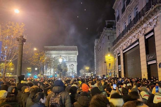 14일(현지시간) 오후 프랑스 파리 샹젤리제 거리에 모인 시민들의 모습. 사진=연합뉴스