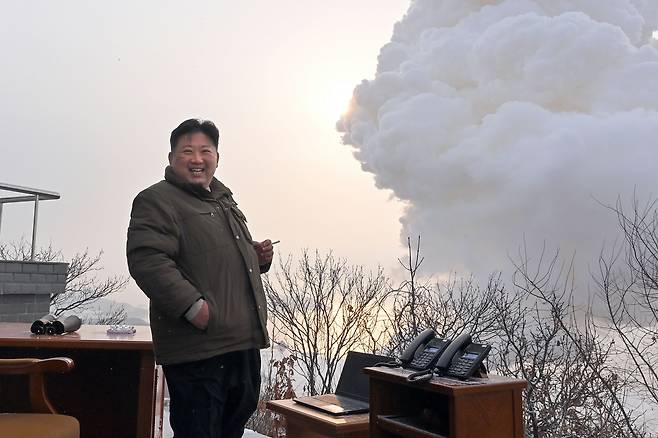 북한 김정은 국무위원장이 서해위성발사장에서 '대출력 고체연료 발동기(엔진) 지상분출시험을 참관하는 모습. /조선중앙통신