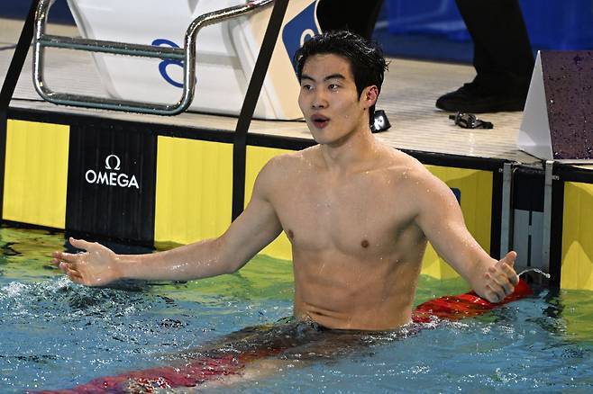 황선우가 18일 호주 멜버른 스포츠 앤드 아쿠아틱 센터에서 열린 2022 국제수영연맹(FINA) 제16회 쇼트코스 세계수영선수권대회 남자 자유형 200ｍ 결선에서 1분39초72의 아시아신기록으로 우승한 뒤 두 팔을 벌린 채 환호하고 있다. /AP연합뉴스