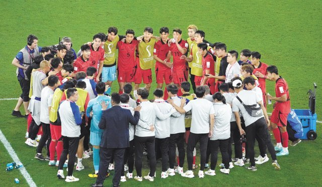 카타르 월드컵에서 한국축구대표팀 선수들이 조별리그 최종 3차전 포르투갈전을 2-1 승리로 끝낸 뒤 같은 조의 우루과이 가나 경기 결과를 초조하게 기다리던 모습이 로이터통신이 선정한 ‘카타르 월드컵의 인상적인 장면’ 톱10에 선정됐다. 알라이얀=AP 뉴시스