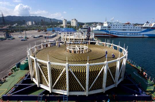 LS전선이 강원도 동해시 사업장 인근 동해항에서 해저케이블을 선적하고 있다. LS전선 제공
