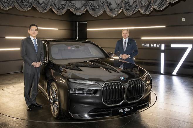 이재용 삼성전자 회장(왼쪽)과 올리버 집세 BMW CEO가 17일 인천 영종도에 위치한 BMW 드라이빙 센터에서 BMW 뉴 i7과 포즈를 취했다. [자료:삼성전자]