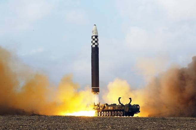 (평양 노동신문=뉴스1) = 북한 대륙간탄도미사일(ICBM) '화성-17형'. [국내에서만 사용가능. 재배포 금지. DB 금지. For Use Only in the Republic of Korea. Redistribution Prohibited] rodongphoto@news1.kr /사진=뉴스1