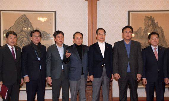 한덕수 국무총리, 김대기 대통령실 비서실장, 정진석 국민의힘 비상대책위원장 등 참석자들이 18일 서울 종로구 삼청동 총리공관에서 열린 당정대협의회에 앞서 기념촬영을 하고 있다. 사진=서동일 기자