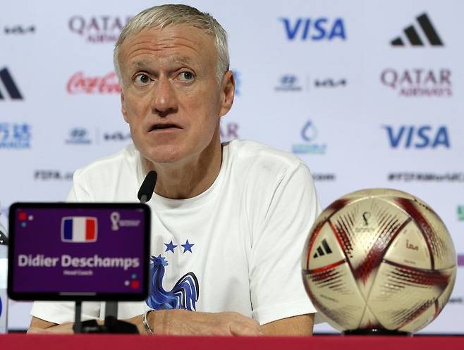 epa10369536 France head coach Didier Deschamps during a press conference at the FIFA World Cup 2022 in Doha, Qatar, 17 December 2022. France will face Argentina in the World Cup final on 18 December. EPA/RONALD WITTEK /사진=연합 지면외신화상