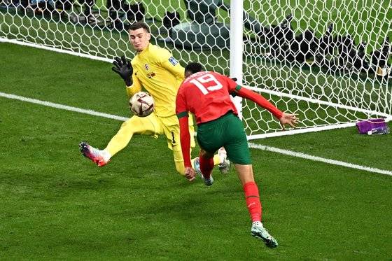 모로코 공격수 누사이리의 결정적인 슈팅을 막아내는 크로아티아 골키퍼 리바코비치. AFP=연합뉴스