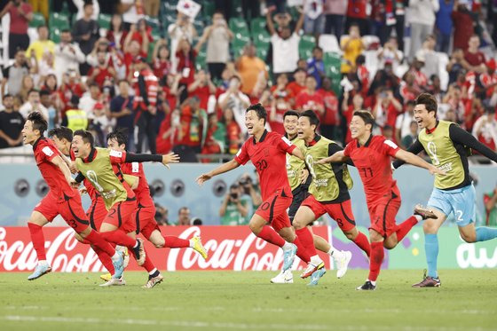 16강 진출이 확정된 사실을 확인한 뒤 비로소 환호하는 축구대표팀 선수들. EPA=연합뉴스