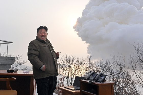 북한 노동당 기관지 노동신문은 지난 16일 "국방과학원 중요연구소에서 12월 15일 오전 서해위성발사장(평안북도 철산군 동창리)에서 우리나라에서 처음으로 되는 140tf(톤포스) 추진력 대출력 고체연료 발동기 지상분출시험을 성공적으로 진행했다"고 보도했다. 연소실험을 참관한 김정은 국무위원장은 "최단 기간 내에 또 다른 신형 전략무기 출현을 기대한다"고 말했다. 뉴스1