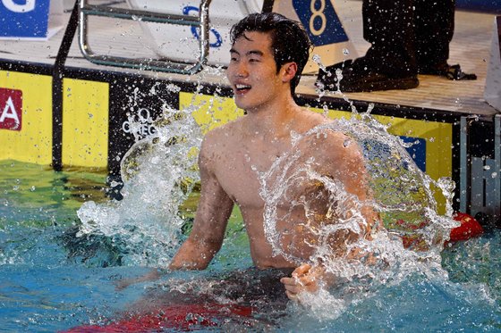 황선우가 18일 2022 국제수영연맹(FINA) 쇼트코스 세계수영선수권 남자 자유형 200ｍ 결선에서 1위로 터치패드를 찍은 뒤 기록을 확인하며 기뻐하고 있다. AFP=연합뉴스