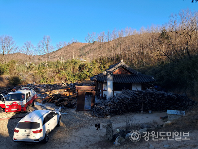 ▲ 강원도 고성군 죽왕면 구성리 아둘람 기와집 2채가 화재로 전소돼 참혹한 모습을 드러냈다.