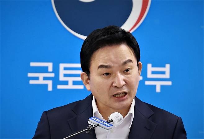 원희룡 국토교통부 장관이 지난 12일 정부세종청사 국토교통부 브리핑실에서 화물연대 파업, 부동산 등 현안 관련 기자간담회에 참석해 취재진의 질문에 답하고 있다.  연합뉴스