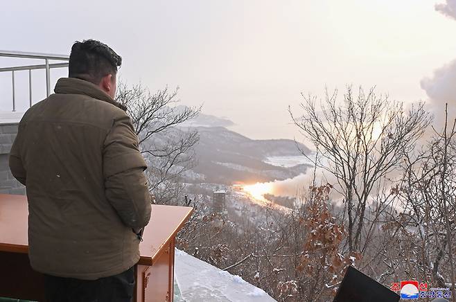 조선중앙통신은 16일 김정은 국무위원장이 12월 15일 오전 서해위성발사장에서 대출력고체연료발동기 지상시험을 지도했으며 시험성공했다고 보도했다.