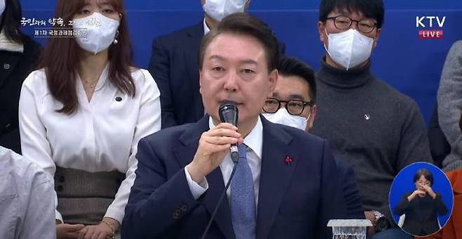 15일 열린 국정과제 점검회의에서 발언하는 윤석열 대통령 모습. &nbsp; 사진=‘윤석열’ 유튜브 채널 방송화면 갈무리