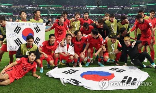 카타르 월드컵 16강 진출에 성공한 대표팀이 기념촬영을 하며 기쁨을 나누고 있다. [사진=연합뉴스]