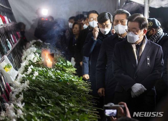 [서울=뉴시스] 최진석 기자 = 이재명 더불어민주당 대표가 16일 서울 용산구 녹사평역 이태원 광장에 마련된 ‘10·29 이태원 참사 희생자 합동분향소’를 찾아 조문하고 있다. (공동취재사진) 2022.12.16. photo@newsis.com