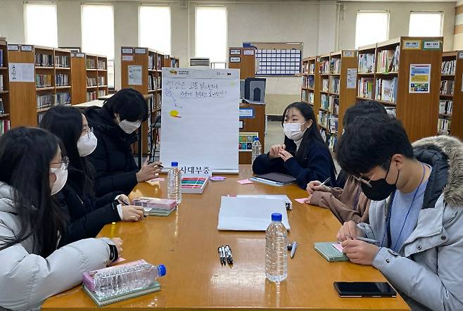 2022년 중학생 학교연합 인문학 독서토론 캠프에서 사대부중학생들이 토론하고 있다. 대구시교육청 제공