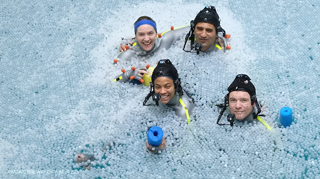 모션 캡쳐를 위해 수면에 뿌린 플라스틱 공. "아바타2" BTS(비하인드 더 씬)의 한 장면