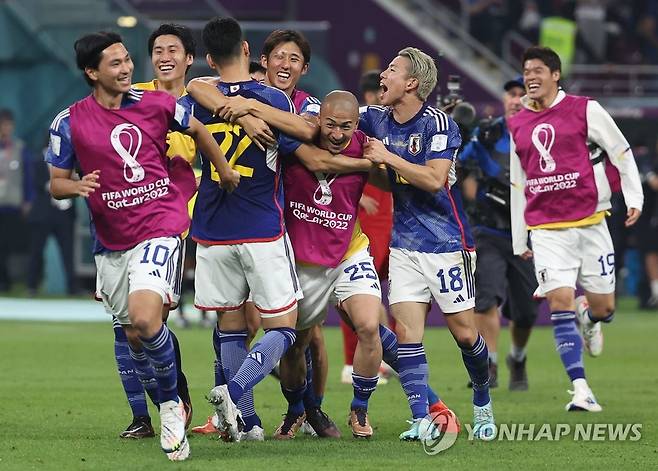 일본, 스페인 꺾고 조1위로 16강 진출 (알라이얀=연합뉴스) 임헌정 기자 = 2일 오전(한국시간) 카타르 알라이얀의 칼리파 인터내셔널 스타디움에서 열린 2022 카타르 월드컵 조별리그 E조 3차전 일본과 스페인 경기. 
    2-1 승리를 거둔 일본 선수들이 경기 종료 뒤 환호하고 있다. 2022.12.2 kane@yna.co.kr