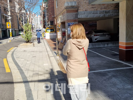 임신 8개월 차인 ‘미얀마 난민 부부’의 아내 두큰녕(32)씨가 지난달 30일 산부인과 정기검진을 받기 위해 시내버스를 타러 가고 있다.(사진=조민정 기자)