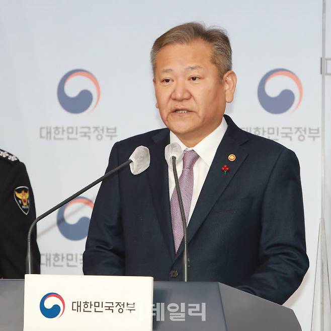 이상민 행정안전부 장관이 19일 오전 서울 종로구 정부서울청사 별관 브리핑룸에서 ‘경찰 치안역량 및 책임성 강화를 위한 조직 및 인사제도개선’ 관련 브리핑을 하고 있다. (사진=행안부)