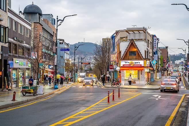 지하철역에서 숙명여대로 이어지는 청파로47길, 청파동과 숙명여대 일대의 주요 상권이다(서울관광재단 제공)