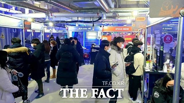 18일 서울 강남구 신사동 가로수길에서 '버닝 비버 페스티벌 2022'가 열린 가운데 관람객들이 행사장을 둘러보고 있다. /신사동=최승진 기자