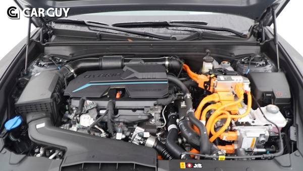 보닛을 열면 말끔하게 정리된 하이브리드 시스템을 볼 수 있다