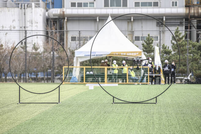 한국교통안전공단 드론교육훈련센터가 공공기관 드론조종자를 대상으로 경진대회를 하는 모습. 드론이 원 안을 통과하고 있다. 사진=한국교통안전공단