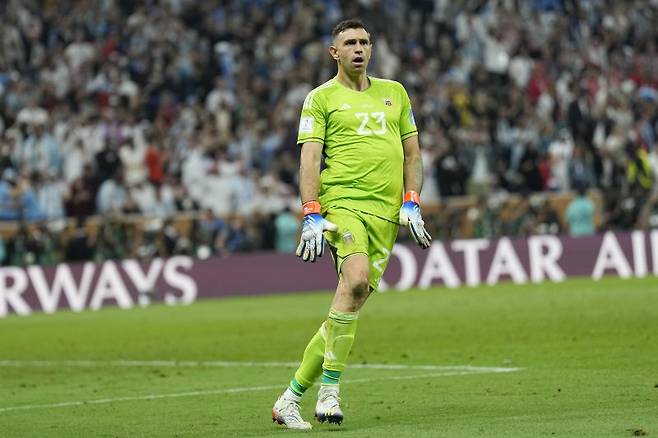 Argentina's goalkeeper Emiliano Martinez celebrates after winning the World Cup final soccer match between Argentina and France at the Lusail Stadium in Lusail, Qatar, Sunday, Dec. 18, 2022. Argentina won 4-2 in a penalty shootout after the match ended tied 3-3. (AP Photo/Martin Meissner) /사진=연합 지면외신화상