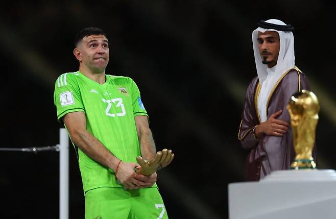 Soccer Football - FIFA World Cup Qatar 2022 - Final - Argentina v France - Lusail Stadium, Lusail, Qatar - December 18, 2022 Argentina's Emiliano Martinez celebrates with the Golden Glove award REUTERS/Carl Recine /사진=연합 지면외신화상