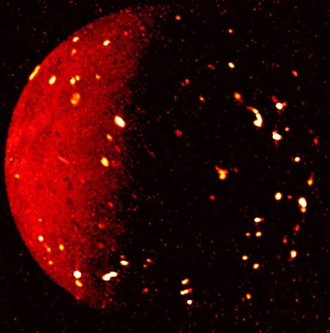 지난 7월5일 주노 탐사선이 8만km 거리에서 적외선장비로 촬영한 목성의 화산위성 이오. 밝게 빛날수록 온도가 높다. 나사 제공