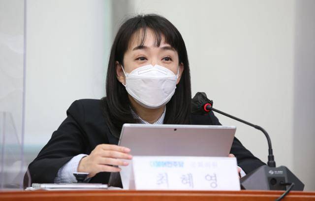 국회 보건복지위원회 소속 최혜영 더불어민주당 의원. 최 의원은 지난 12일 발달장애인의 특성에 맞는 형사 정책 마련과 교정시설 내 장애인 처우 개선을 위해 발달장애인법 및 형집행법 개정안을 발의했다. 한국일보 자료사진