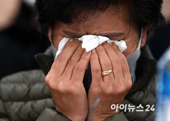 이태원 참사 희생자 유가족들이 지난 11월22일 오전 서울 서초구 서초동 민주사회를 위한 변호사 모임 대회의실에서 열린 '10·29 이태원 참사' 유가족 입장발표 기자회견에서 눈물을 닦고 있다. [사진=김성진 기자]