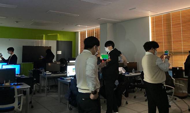 전자총 로봇 수업에 참여하고 있는 염광고 학생들의 모습, 출처: 서울과학기술대학교 창업지원단