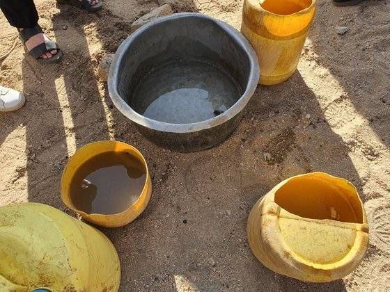 지난 6일(현지시간) 지난 6일(현지시간) 케냐 투르카나주의 로통와 마을에서 주민들이 지하 20m에서 양동이를 통해 길어 오른 물. 이렇게 얻은 물은 진흙이 섞여있고 개구리까지 담겨있다. [외교부 공동취재단(케냐 투르카나주)]