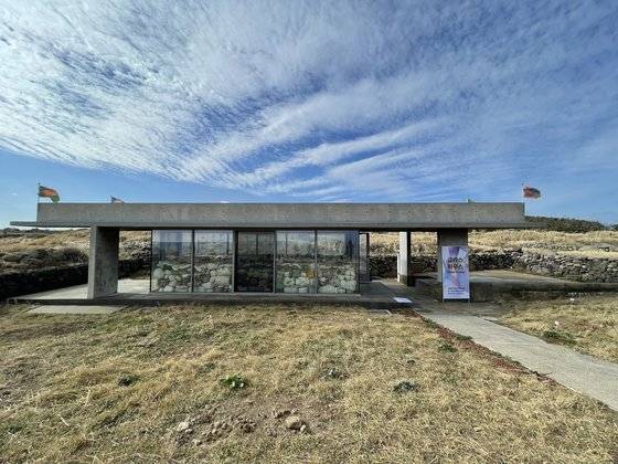 제주 가파도 글라스하우스 전시장. 홍이현숙 작가의 '가파로도 온 것들'이 전시돼 있다. 이은주 기자