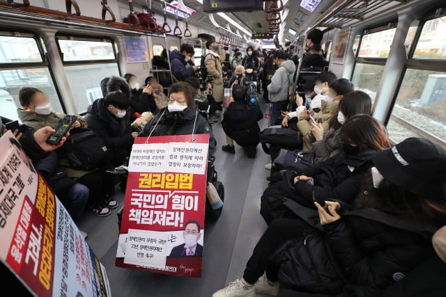 전국장애인차별철폐연대(전장연) 회원들이 19일 오전 서울 지하철1호선 서울역에서 남영역 방향 지하철에 탑승해 장애인 권리 예산 확보를 위한 지하철 타기 선전전을 하고 있는 모습. / 사진=뉴스1