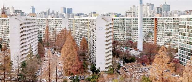 서울 대치동 은마아파트 전용면적 84㎡가 매매가의 88%에 달하는 대출금의 이자 부담을 버티지 못하고 거래 8개월 만에 경매에 넘어간 것으로 확인됐다. 은마아파트 전경.  임대철  한경디지털랩  기자