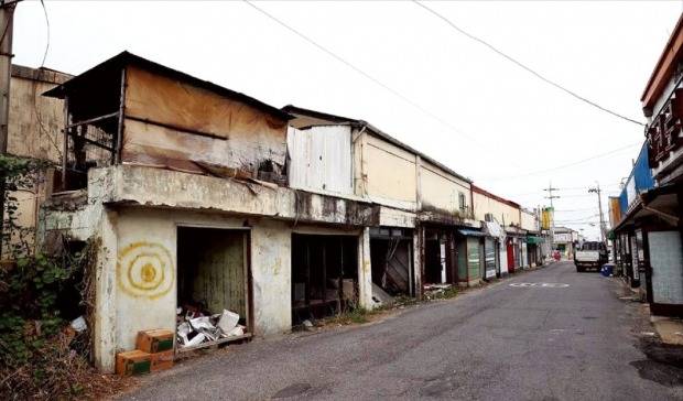 정부가 20년 넘게 인구 늘리기 정책을 펼쳤지만 지방 도시 인구는 여전히 감소세를 면치 못하고 있다. 충남 홍성의 한 거리에 철거되지 않은 빈집들이 방치돼 있다. /충청남도 제공