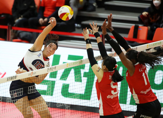 Yassmeen Bedart-Ghani of Hyundai Hillstate, left, attacks during a match against the Gwangju Pepper Savings Bank AI Peppers on Sunday at Pepper Stadium in Gwangju. [YONHAP]