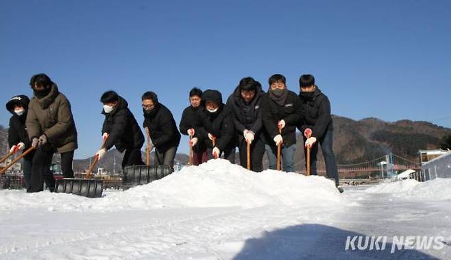 19일 오전 강원 화천군청 공무원들이 산천어축제장 제설작업을 벌이고 있다.